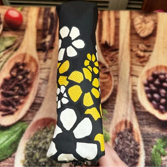 Lesportsac x Peanuts Snoopy Daisy XL Rectangular Cosmetic Bag - Picture 7 of 13